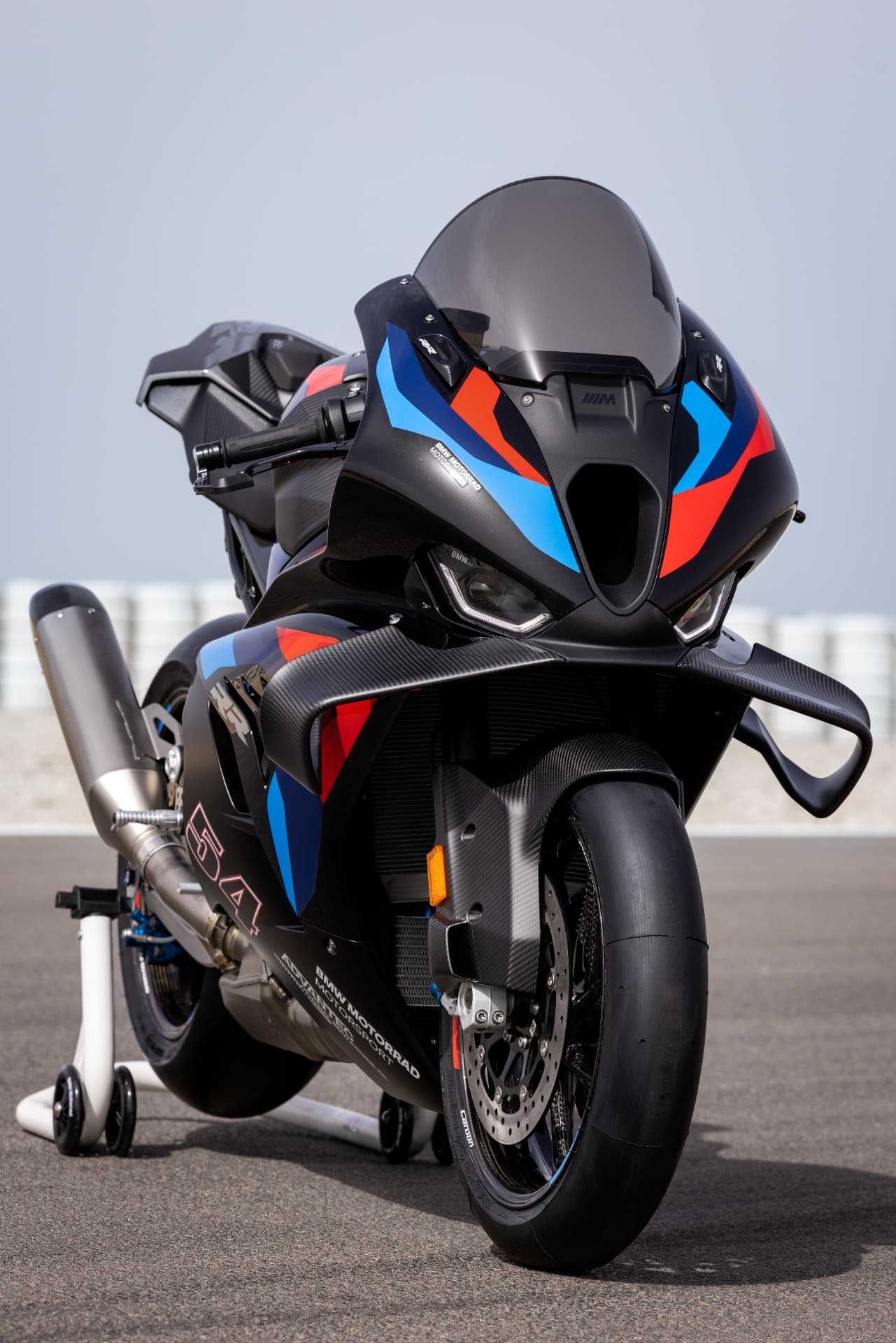 BMW M 1000 R desportiva estacionada